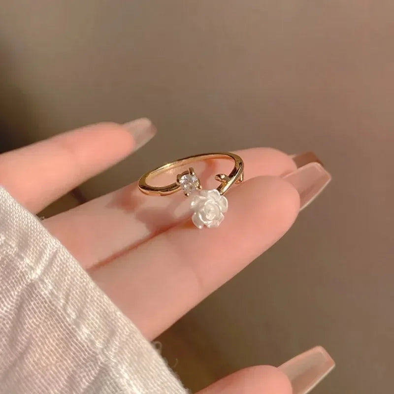 Anel de Rosa Feminino – Tendência 2025, Banhado a Ouro, Estilo Elegante e Moderno